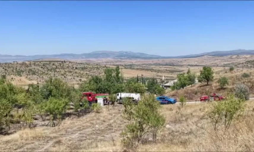 Bozkır'da anız yangını evlere ulaşmadan kontrol altına alındı
