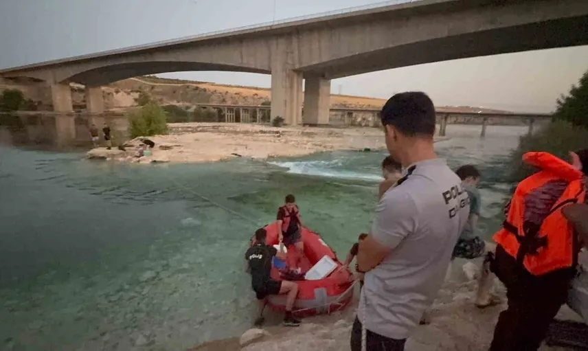 Fırat Nehri'nde su baskını: mahsur kalan 10 kişi kurtarıldı