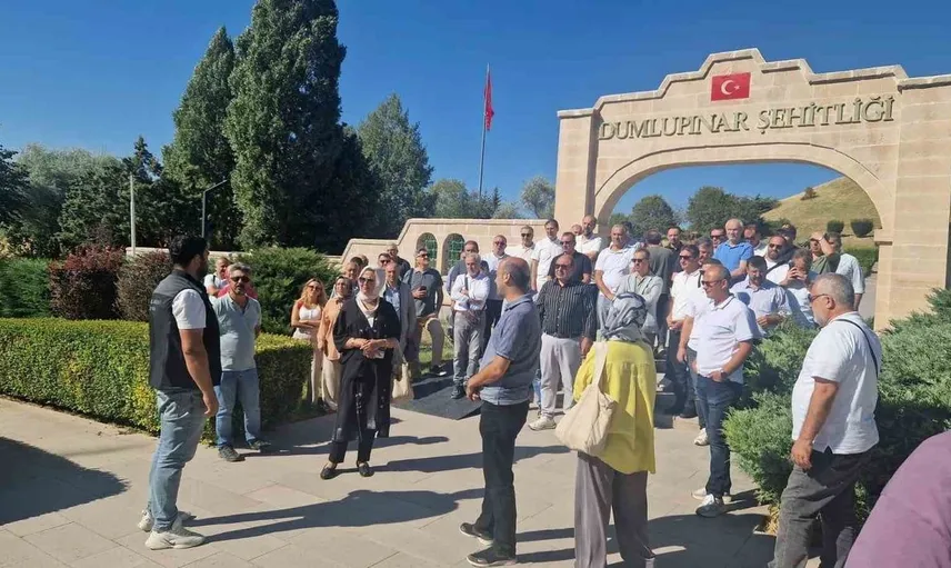 Dumlupınar’ın tarihi mirasını yerinde incelemek için kütahyalı okul müdürleri bir araya geldi