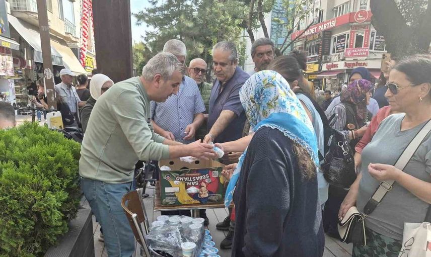Eskişehir'de hayırseverliği simitle buluşturan çaycı