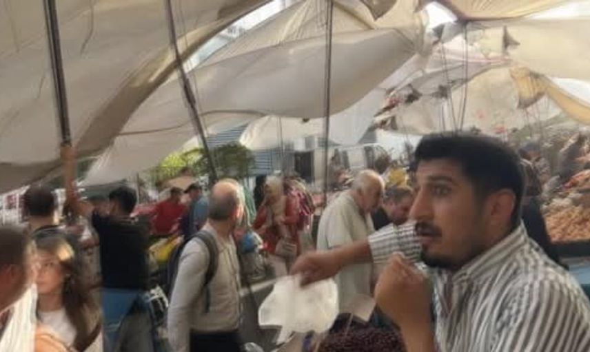 Kuvvetli rüzgarda pazarcı, branda direğini bırakmayınca havaya yükseldi