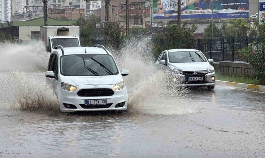 Adana'da kısa süreli yağış yolları su altında bıraktı