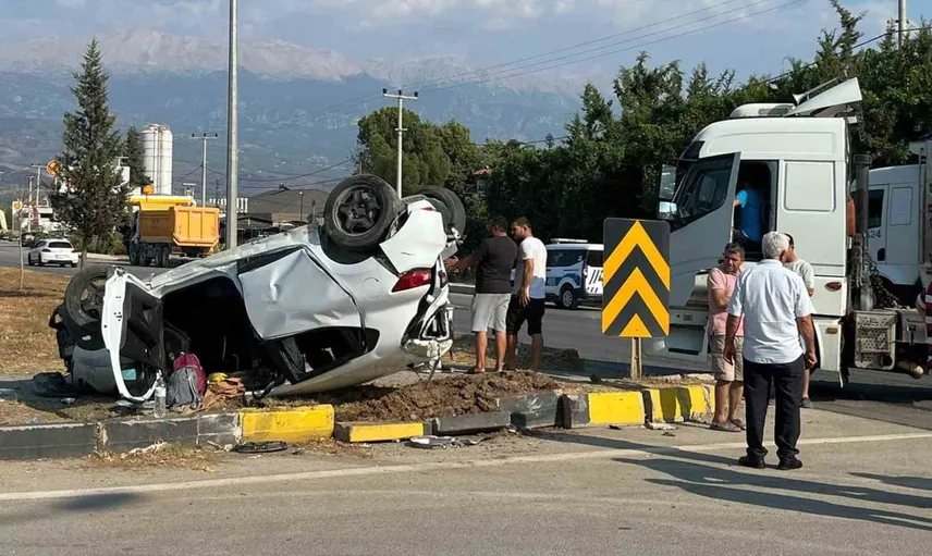 Seydikemer'de tır ile otomobil çarpıştı: 4 kişi yaralandı
