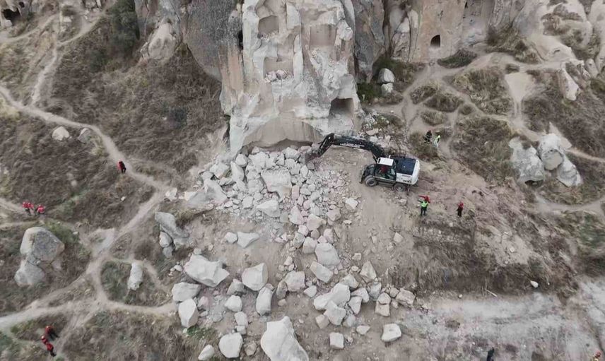 Kapadokya'daki yıkılan peribacası sonrası acil yardım ekipleri seferber oldu