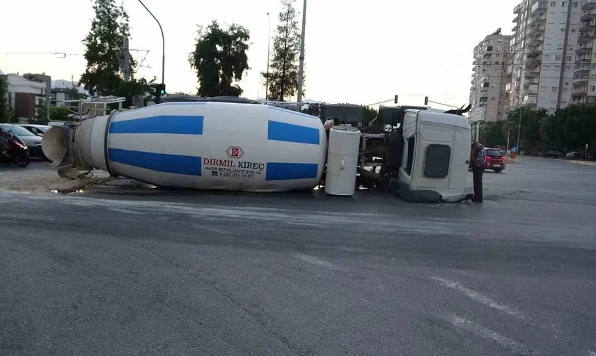 Antalya’da devrilen beton mikseri kazasında sürücü yaralandı
