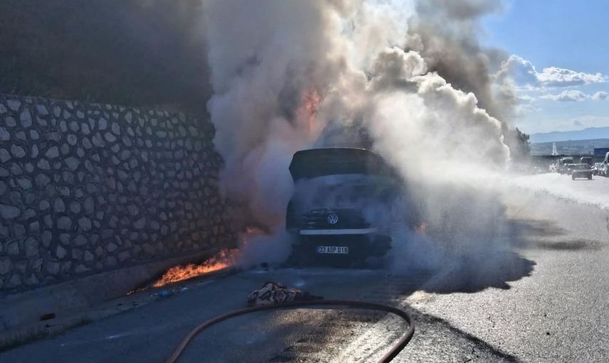 Amasya'da hırdavat yüklü kamyonette yangın paniği