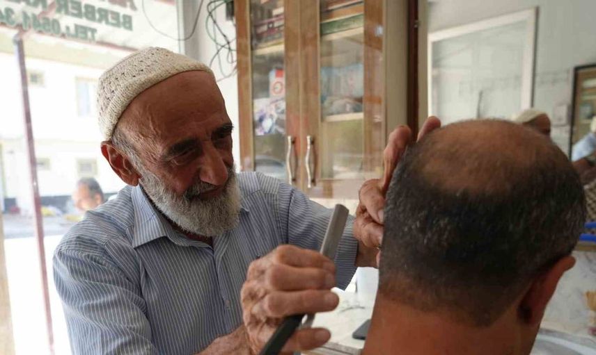 65 yıldır makasını elinden bırakmayan Gaziantepli berberin hikayesi