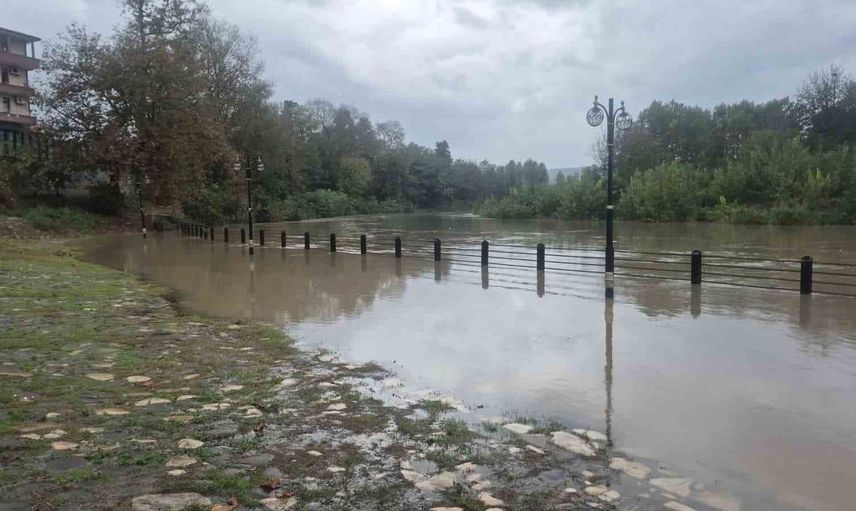 Bartın'da sağanak yağışlar, Bartın Irmağı'nı taşırdı