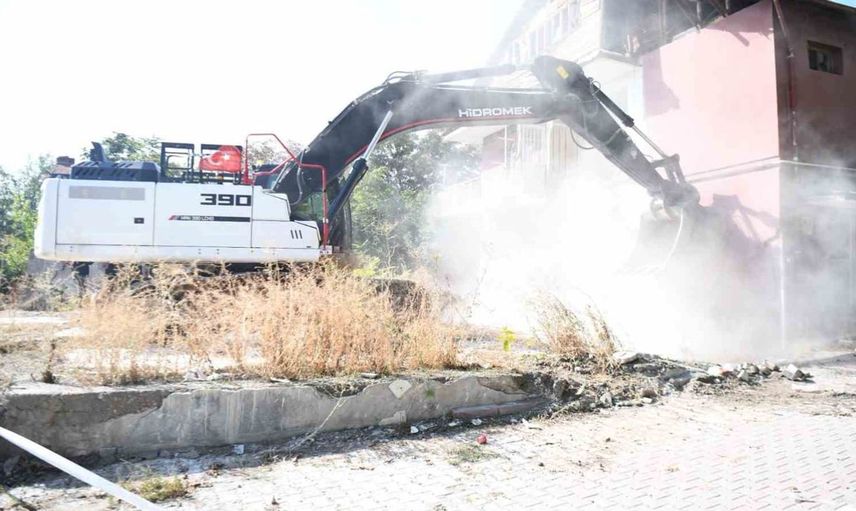 Yeşilyurt'ta çevre güvenliği için metruk yapı yıkıldı