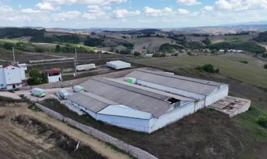 Kocaeli'ndeki Ahbap deposunda yardım malzemeleri çürümeye terk edildi