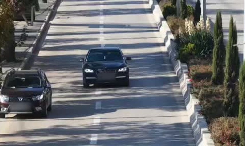 Dron kameralarıyla kaydedilen ilginç trafik kaçışı: Sürücü yaya olarak uzaklaştı