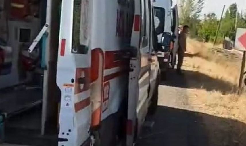 Elazığ'da şarampole devrilen araçta yaralananlar hastaneye kaldırıldı