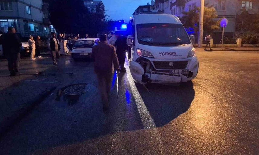 Eskişehir'de trafik kazası: servis minibüsü ile otomobil çarpıştı