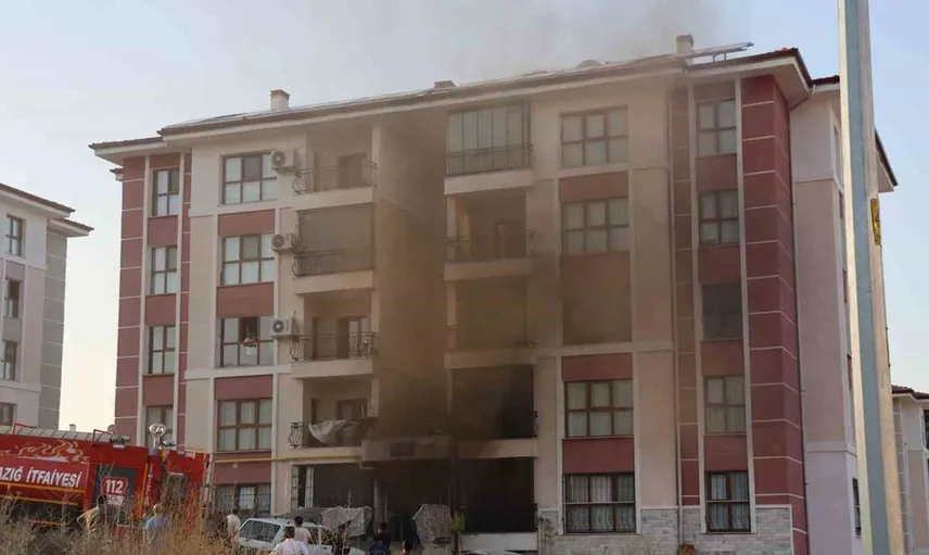 Elazığ'da bodrum katında yangın çıktı: 12 kişi dumandan etkilendi, 16 kişi kurtarıldı