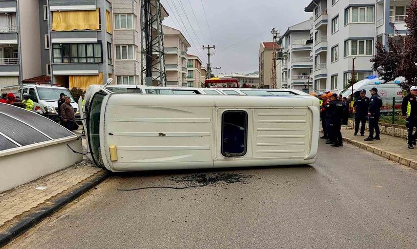 Afyonkarahisar'da minibüs kazası: 16 yaralı