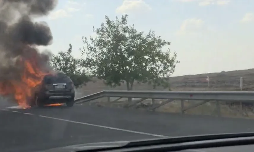 Siverek'te otomobilin motor kısmında aniden yangın çıktı