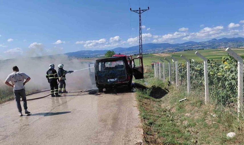 Samsun'da mermer ocağına ait servis aracı yangında kullanılamaz hale geldi