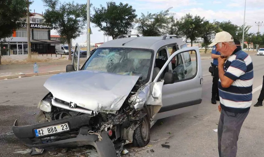 Karaman'da halk otobüsü ile ticari araç çarpıştı: 5 kişi yaralandı