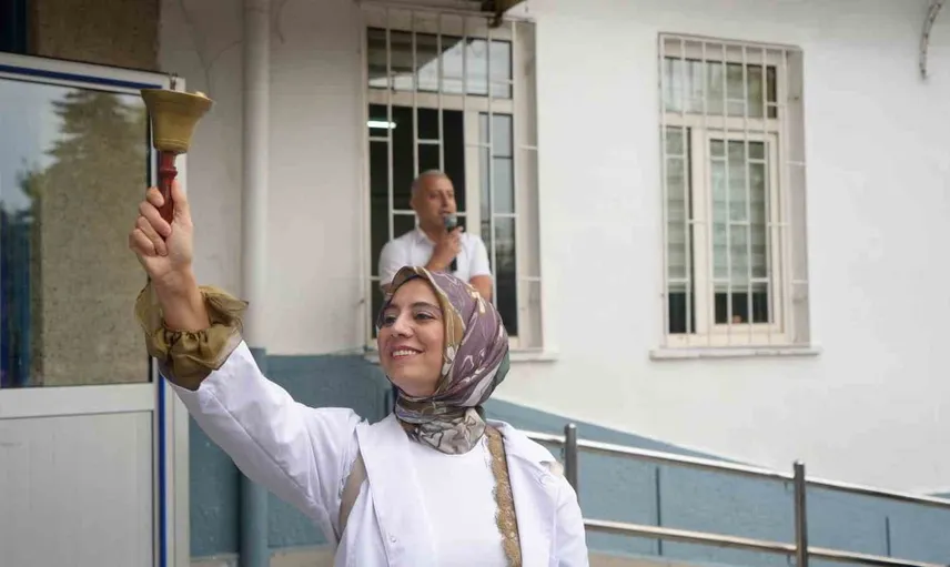 Okul heyecanı geri döndü: 17 milyon öğrenci sınıflarına kavuştu