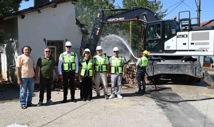 Karacabey Belediyesi metruk yapılara yönelik yıkım çalışmalarına hız verdi