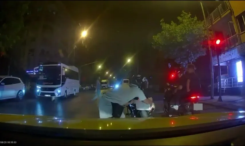 Kırmızı ışıkta uyanıklık yaparken büyük ceza yedi