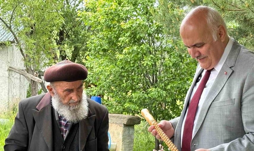 Kızılcahamam belediye başkanından 93 yaşındaki baston ustasına ziyaret