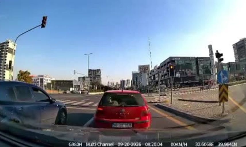 Ankara'da motosikletli kurye, yolun karşısına geçen genç kıza çarptı