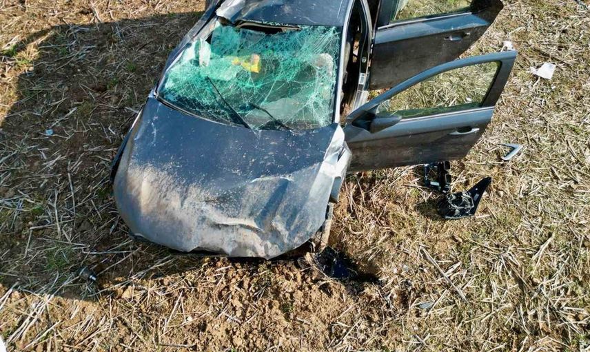 Kontrolden çıkan otomobilin sürücüsü şans eseri kurtuldu