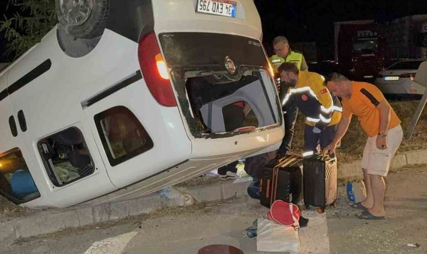Samsun'da hafif ticari araç takla attı, 5 kişi yaralandı