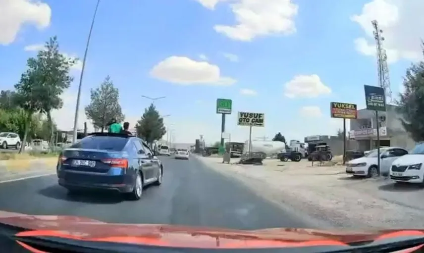 Diyarbakır'da çocukların tehlikeli yolculuğu kamerada: Sunroof'tan sarkarak danger yaşadılar