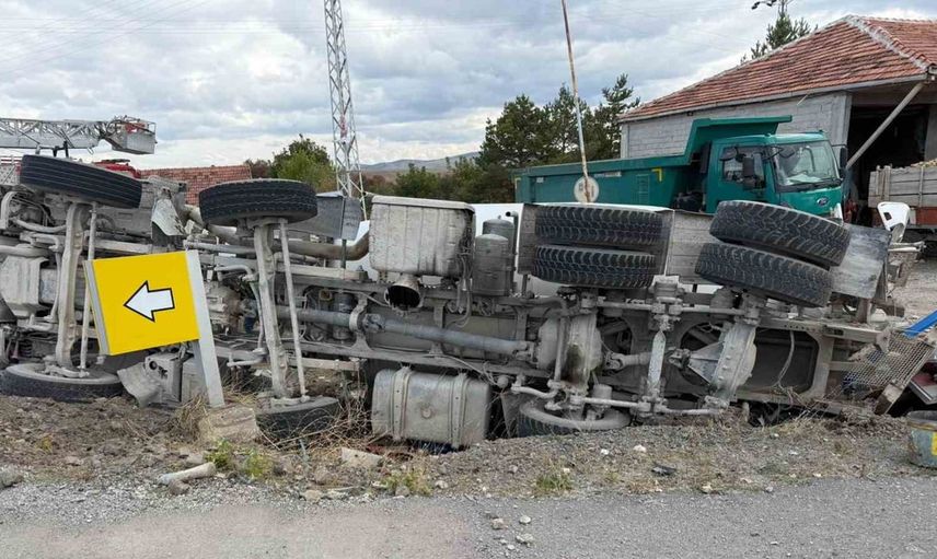 Yozgat'ta devrilen beton mikseri sürüklendi, sürücüsü yaralandı