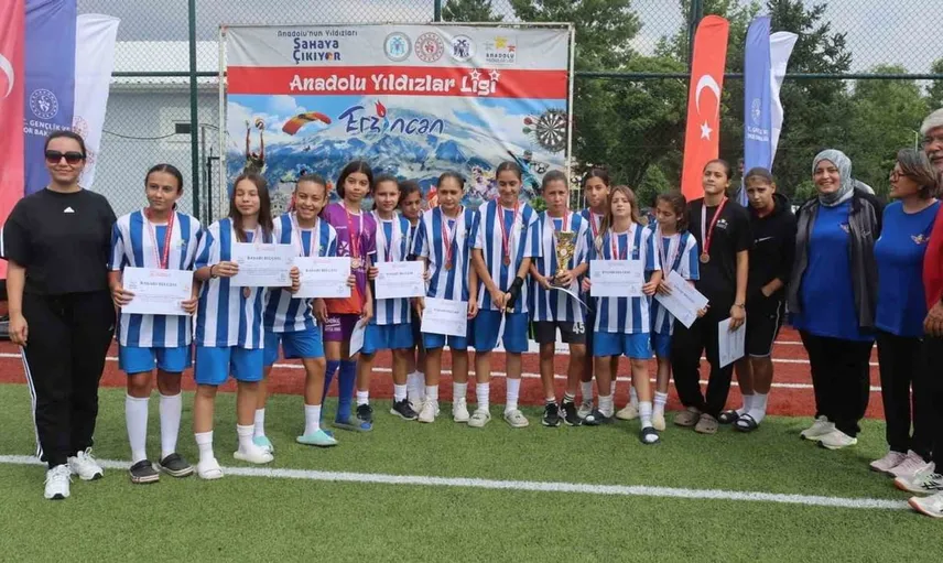Manisa’nın kız futbol takımı, Türkiye üçüncüsü olarak büyük bir başarıya imza attı