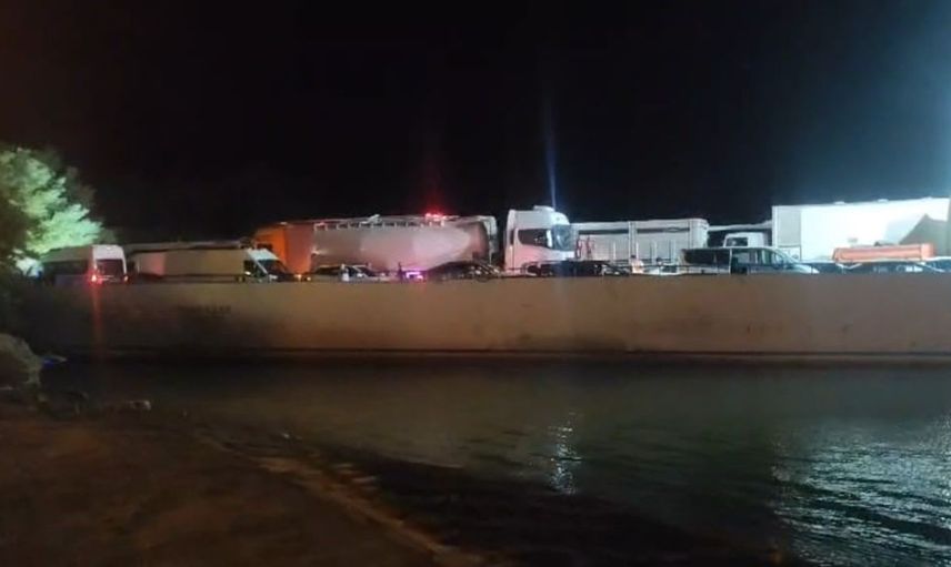 Elazığ-Pertek feribotunda motor arızası nedeniyle iskeleye yanaşamama durumu