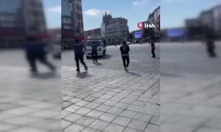 Esenler’deki gergin anlar: biri kesici aletle kendisine zarar verip aracını polis ekiplerine sürdü