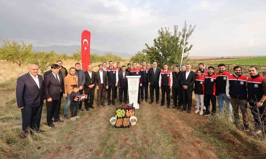 Badem hasadı programına katılan vali karakaya üreticilerin yanında