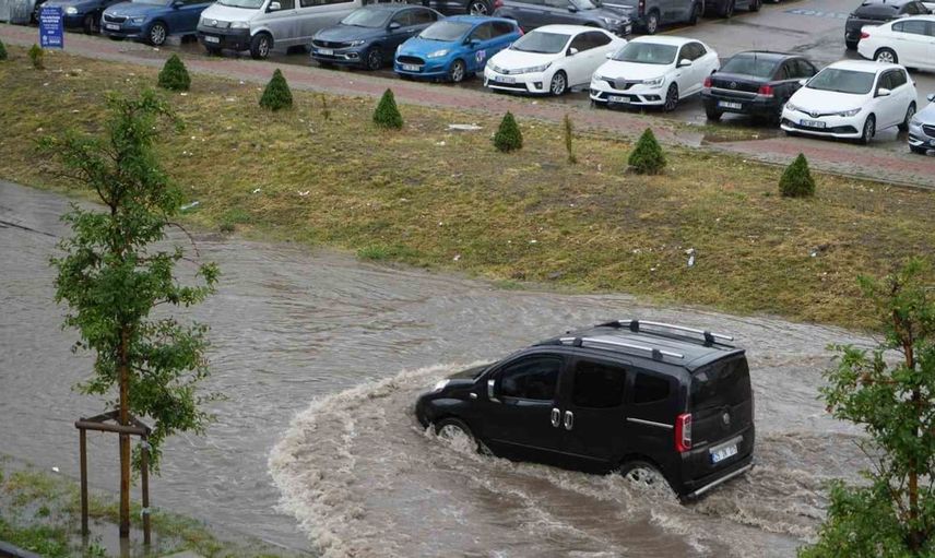 Erzurum'daki sağanak yağış, trafiği olumsuz etkiledi