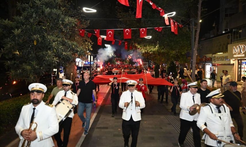 İzmit sokaklarında zafer coşkusu: Fener alayıyla kutlandı