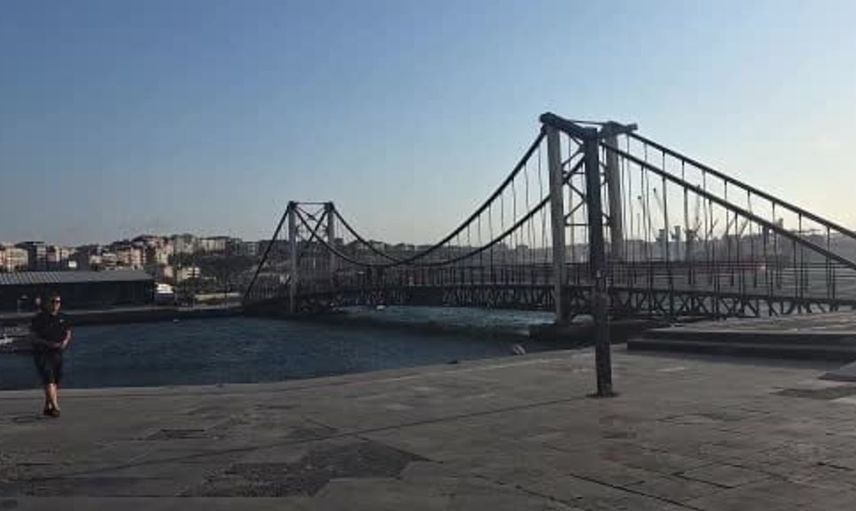 Bandırma sahilinde fırtına etkisini artırıyor