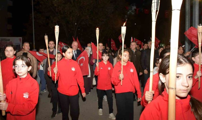 Osmaneli’de 29 Ekim coşkusu: Cumhuriyet yürüyüşü ve fener alayı düzenlendi