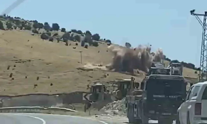 Adıyaman'da yol yapımı sırasında kontrollü patlatma orman yangınına yol açtı