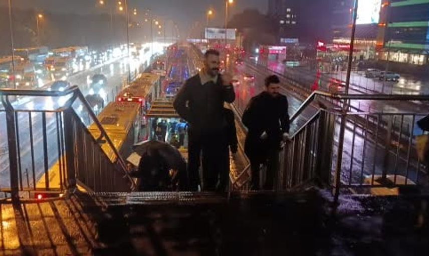 İstanbul'da sağanak yağış trafikte kaosa neden oldu