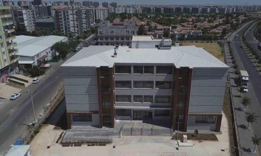 Diyarbakır'da bayram gibi eğitim başlangıcı: 290 milyon lira ile okullar hazırlandı