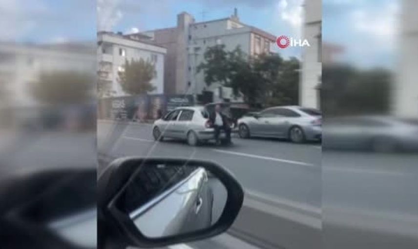Avcılar'da tehlikeli yolculuk: Açık bagajda seyahat eden kişinin görüntüleri ortaya çıktı