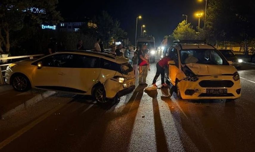 Karabük'te otomobil ile hafif ticari araç çarpıştı: Yedili kaza sonucu yaralılar var