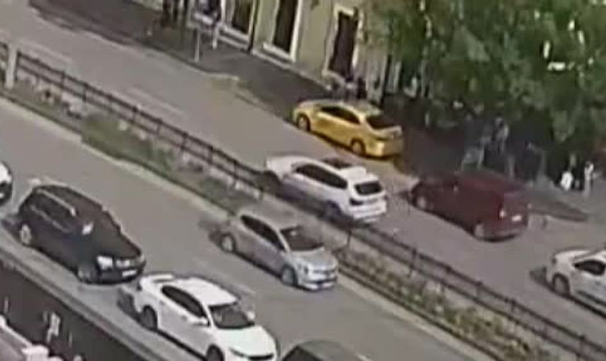 Samsun'da motosiklet kazası: hafif ticari araca çarpan sürücü karşı şeride savruldu