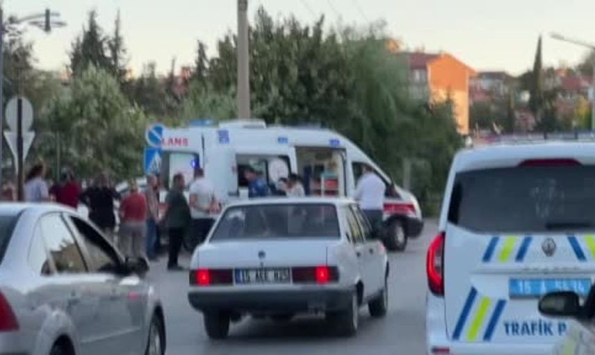 Burdur'da hafif ticari araç ile motosiklet çarpıştı: 1'i ağır 2 yaralı
