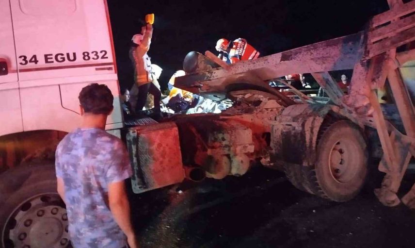 Beykoz'da hafriyat kamyonu ile otomobil çarpıştı: 3 yaralıdan biri ağır