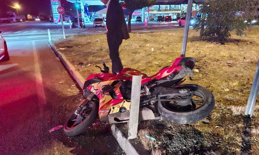 Bingöl'de motosiklet ve otomobil çarpıştı: İki kişi hastaneye kaldırıldı