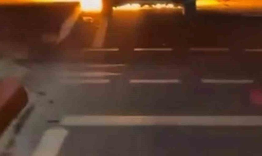 Kağıthane'de otomobilden yükselen alevler trafiği etkiledi