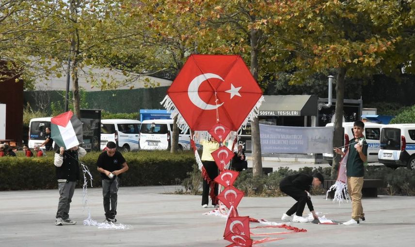 Gazzeli çocuklar için umut uçurtmaları gökyüzüne gönderildi